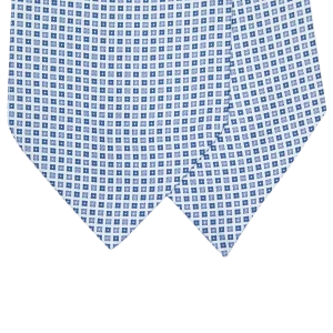 Primo piano delle due pale di un ascot in seta bianca con piccoli quadrati blu navy blu royal e azzurro