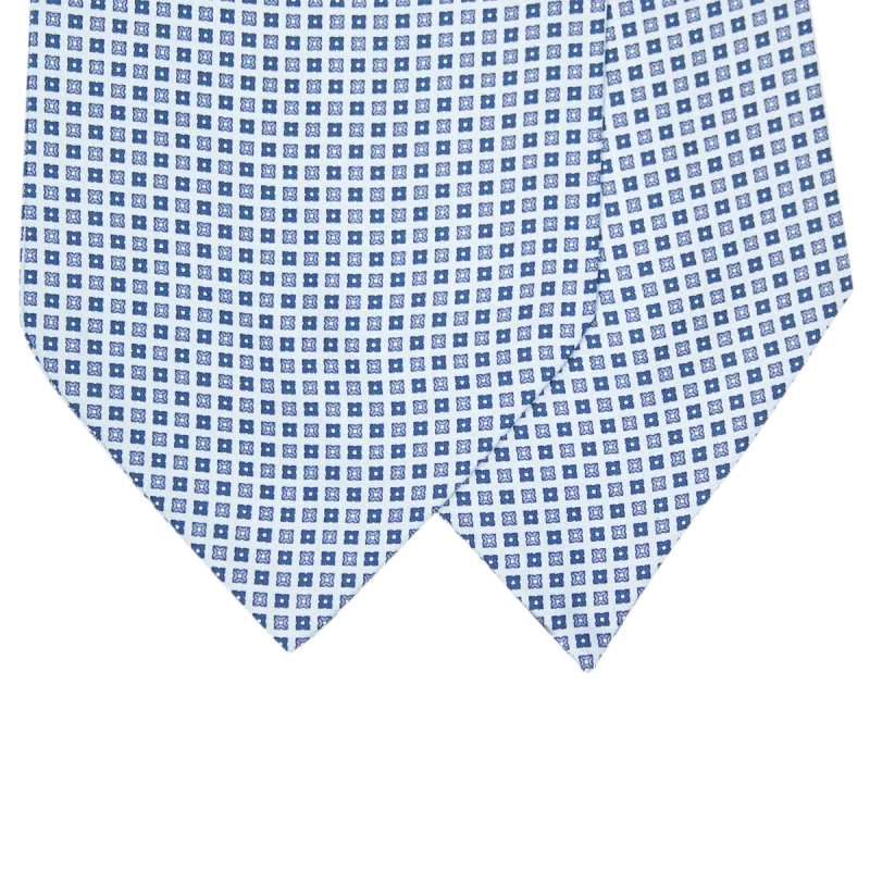 Primo piano delle due pale di un ascot in seta bianca con piccoli quadrati blu navy blu royal e azzurro