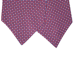 Primo piano delle due pale di un ascot bordeaux in seta con piccoli quadrati azzurri blu e bianchi