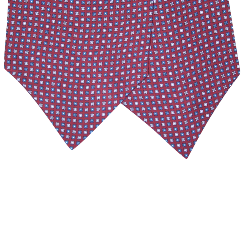 Primo piano delle due pale di un ascot bordeaux in seta con piccoli quadrati azzurri blu e bianchi