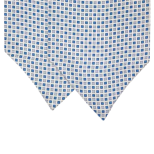 Primo piano delle due pale di un ascot in seta grigio perla con piccoli motivi quadrati alternati in blu cobalto e blu navy