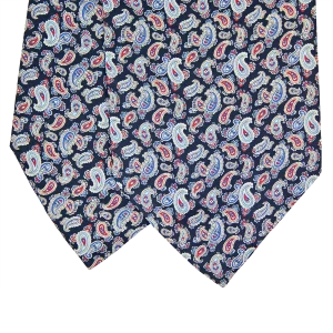 Dettaglio delle pale di un ascot in seta blu scuro con piccoli motivi paisley azzurri, rossi e crema