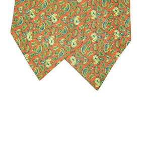 Dettaglio delle due pale di un ascot in seta arancione con motivi paisley verdi blu e gialli