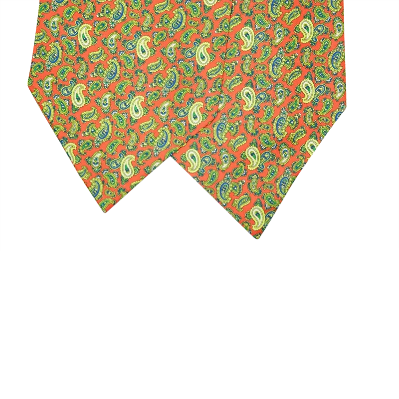 Dettaglio delle due pale di un ascot in seta arancione con motivi paisley verdi blu e gialli
