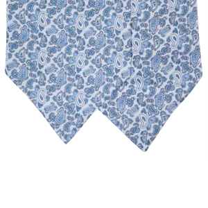 Dettaglio delle due pale di un ascot in seta azzurro chiaro con motivi paisley blu, azzurri e bianchi