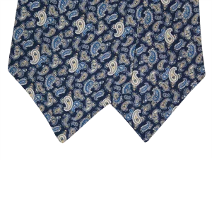 Dettaglio delle due pale di un ascot in seta blu scuro con motivi paisley azzurri, blu e beige chiar
