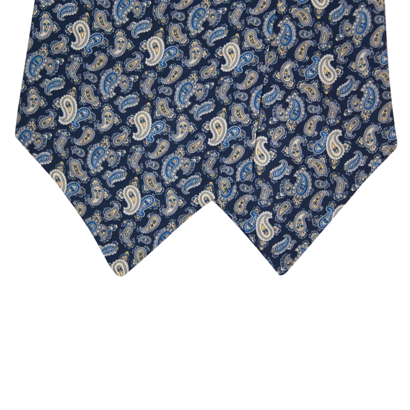 Dettaglio delle due pale di un ascot in seta blu scuro con motivi paisley azzurri, blu e beige chiar