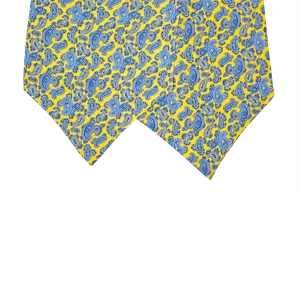 Dettaglio delle due pale di un ascot in seta gialla con motivi paisley nelle sfumature del blu e dell'azzurro