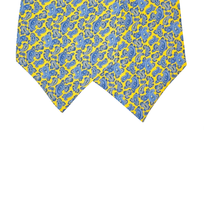 Dettaglio delle due pale di un ascot in seta gialla con motivi paisley nelle sfumature del blu e dell'azzurro