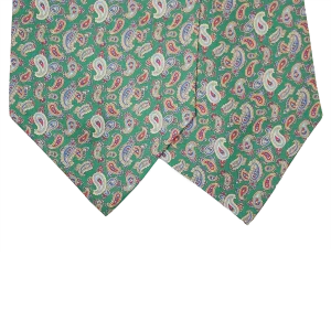 Dettaglio delle due pale di un ascot in seta verde con motivi paisley blu, azzurri, rossi e beige