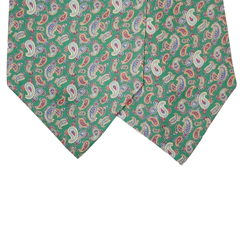 Dettaglio delle due pale di un ascot in seta verde con motivi paisley blu, azzurri, rossi e beige