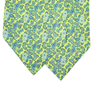 Dettaglio delle due pale di un ascot in seta verde lime con motivi paisley nelle sfumature del blu, azzurro e verde