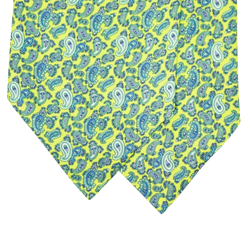 Dettaglio delle due pale di un ascot in seta verde lime con motivi paisley nelle sfumature del blu, azzurro e verde