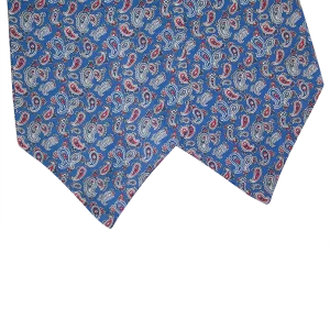Dettaglio delle due pale di un ascot in seta blu medio con motivi paisley bianchi, blu e rossi