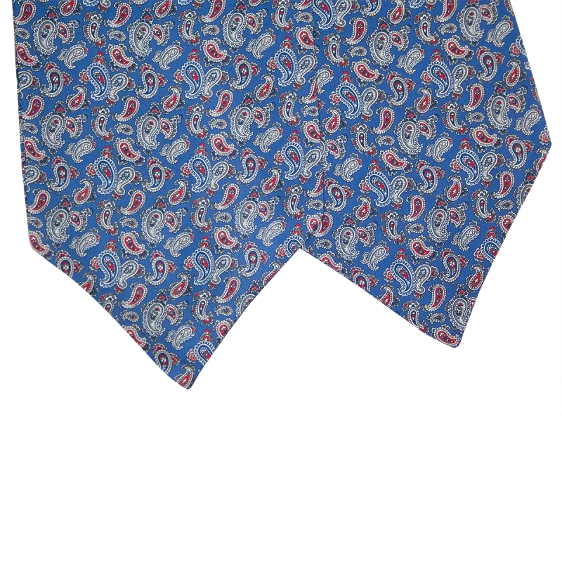 Dettaglio delle due pale di un ascot in seta blu medio con motivi paisley bianchi, blu e rossi