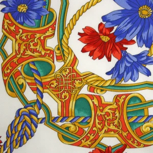 dettaglio di carré in seta con papaveri fiori blu corde e motivi ornamentali
