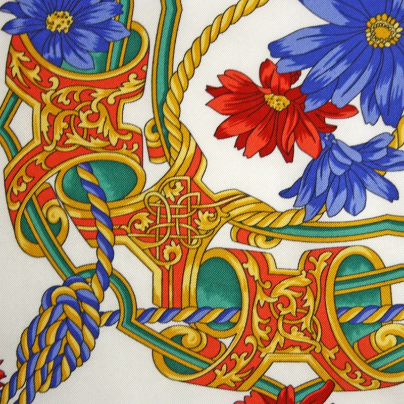 dettaglio di carré in seta con papaveri fiori blu corde e motivi ornamentali