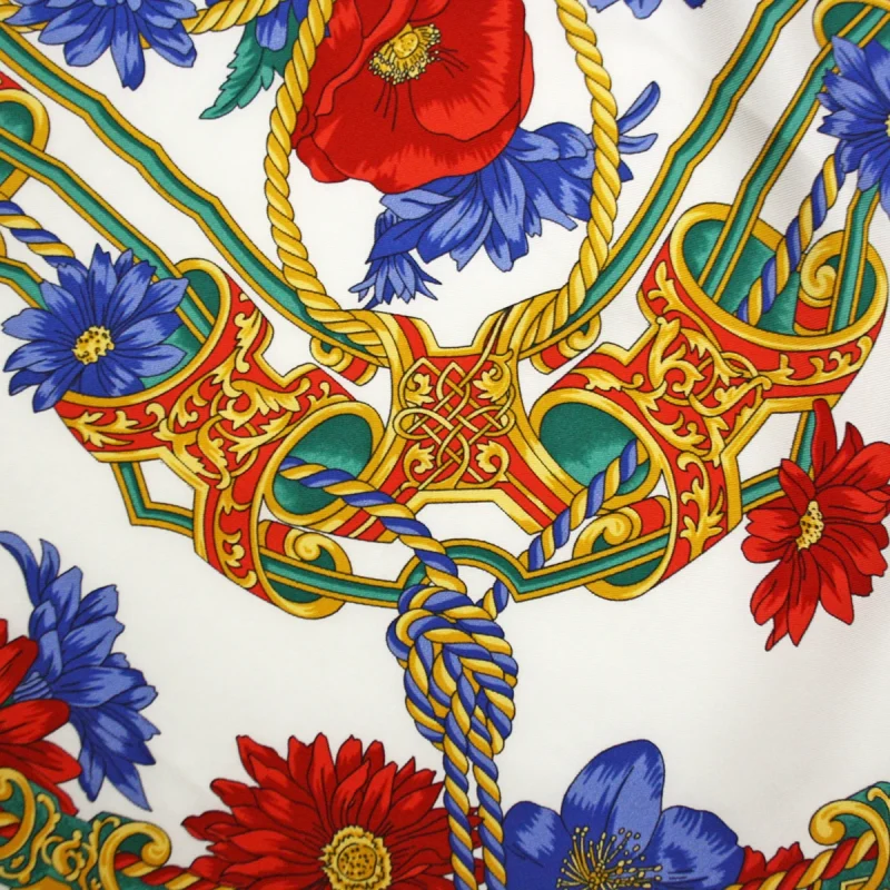 dettaglio di carré in seta con papaveri rossi fiori blu corde e motivi ornamentali