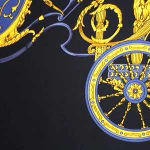 particolare della ruota e delle decorazioni della carrozza su foulard in seta