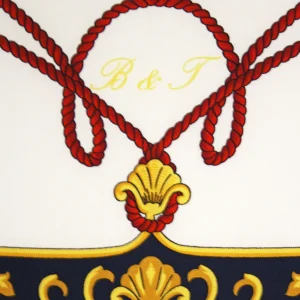particolare dei cordoni decorativi su foulard in seta avorio