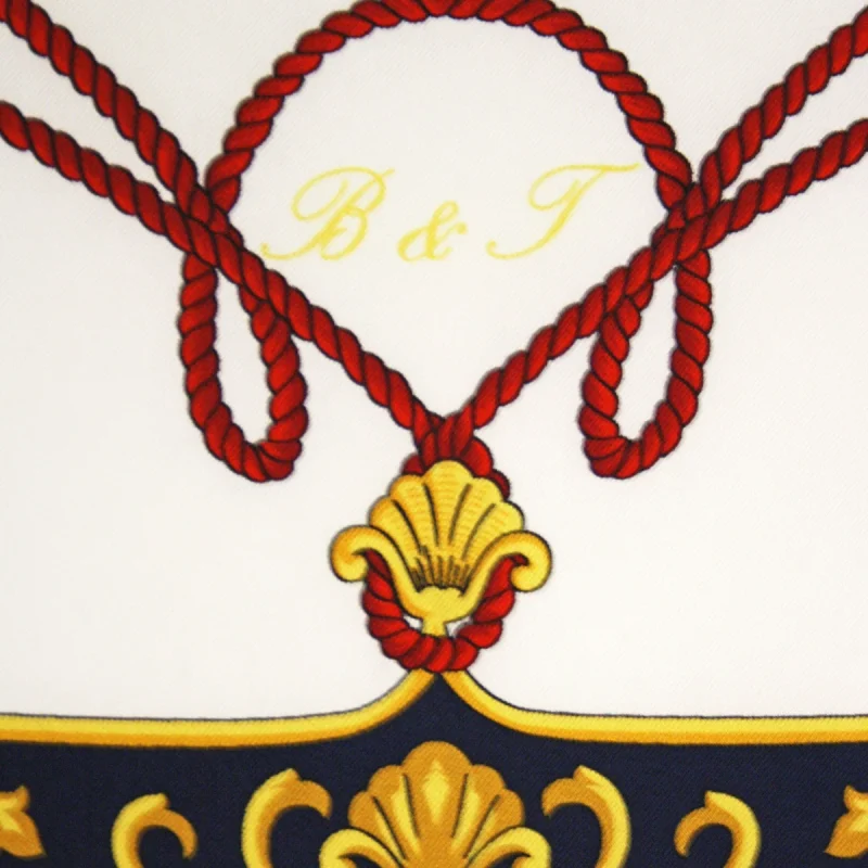 particolare dei cordoni decorativi su foulard in seta avorio