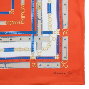 Dettaglio stampa foulard seta arancione intenso con fibbie e catene decorative
