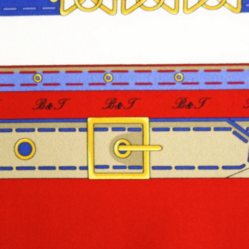 Dettaglio stampa foulard in seta rosso con fibbia e cinturino decorativo