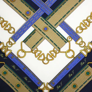 Dettaglio della stampa su foulard in seta blu navy fantasia cinture e fibbie