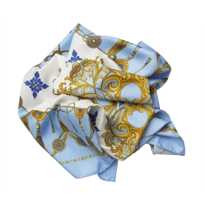 Dettaglio del foulard in seta Marina Classica azzurro cielo con motivi ornamentali dorati