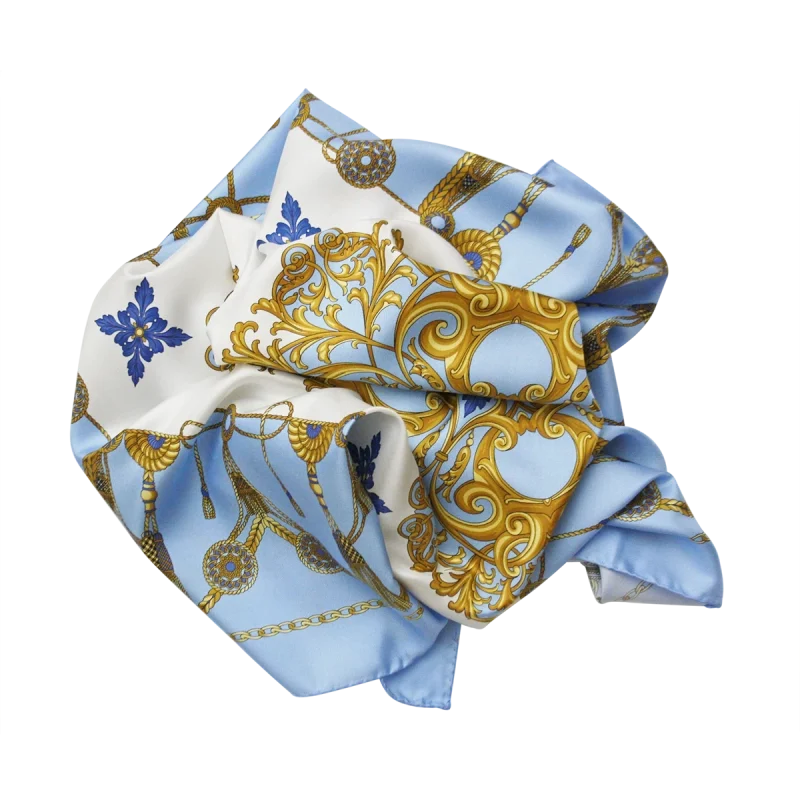 Dettaglio del foulard in seta Marina Classica azzurro cielo con motivi ornamentali dorati