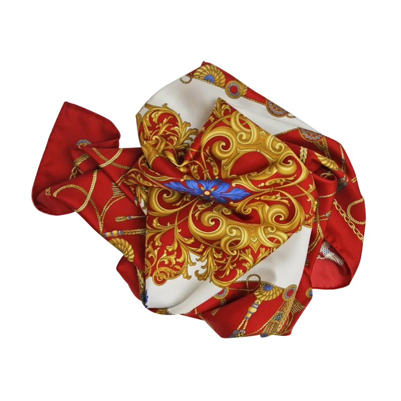 Dettaglio del motivo centrale Marina Classica su foulard in seta rosso rubino