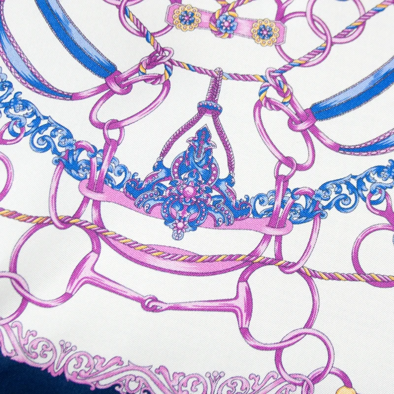 Dettaglio della fantasia a catene e finimenti su foulard piccolo in seta con bordo blu navy