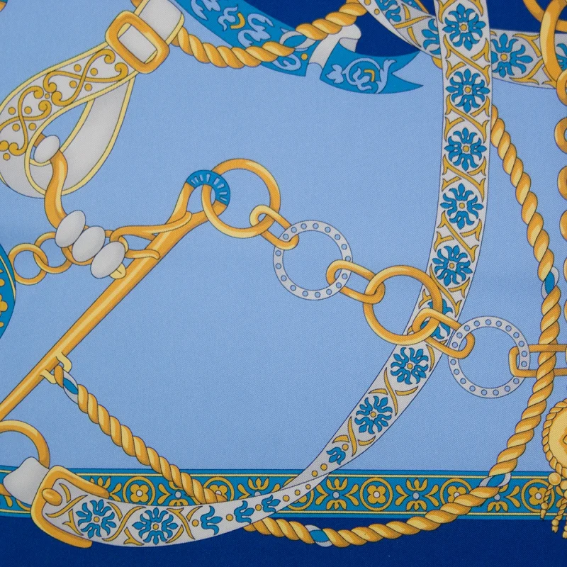Dettaglio stampa foulard in seta con catene decorative e nastri azzurri
