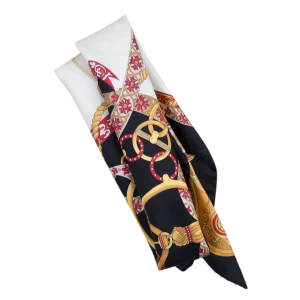 Particolare della stampa con nastri decorati e catene ornamentali su foulard in seta