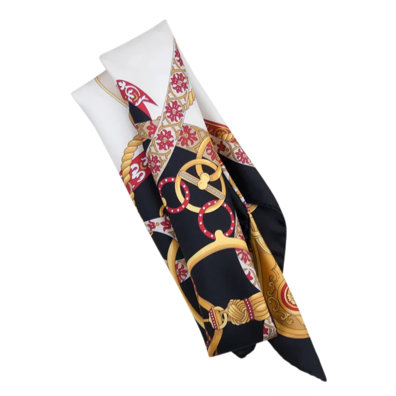 Particolare della stampa con nastri decorati e catene ornamentali su foulard in seta