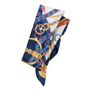 Particolare della stampa con catene decorative e nastri ornamentali su foulard in seta