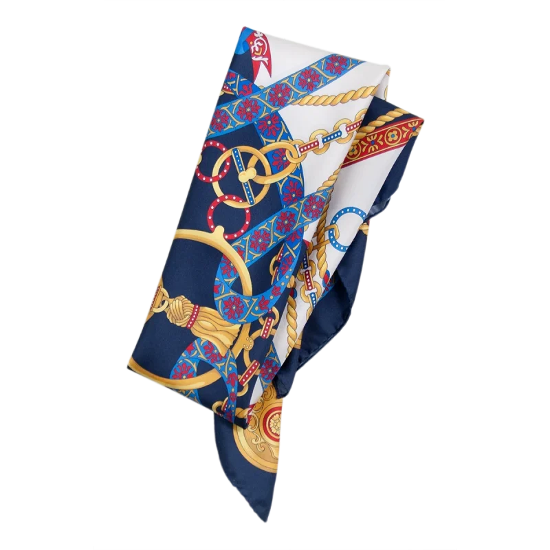 Particolare della stampa con catene decorative e nastri ornamentali su foulard in seta