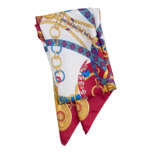 Dettaglio della stampa con catene e nastri decorativi su foulard in seta