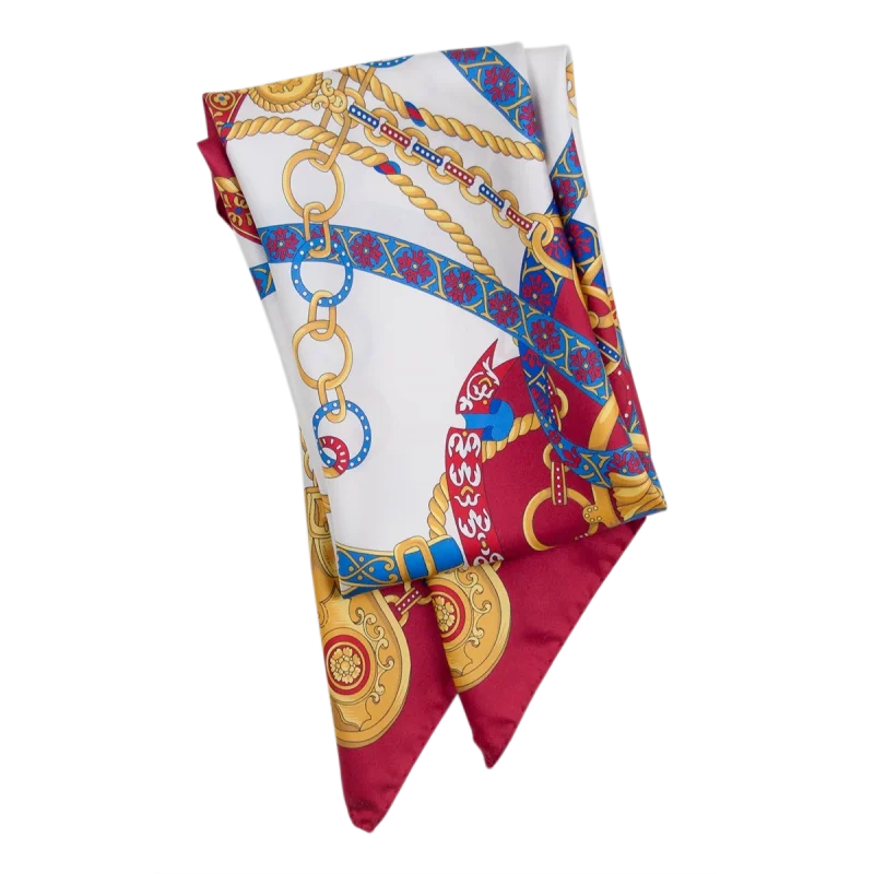 Dettaglio della stampa con catene e nastri decorativi su foulard in seta