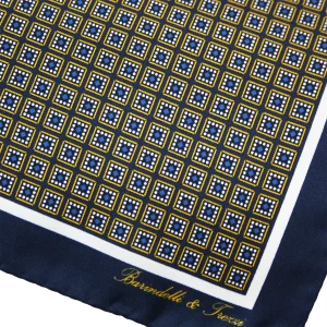 Dettaglio fantasia geometrica su pochette da taschino in seta blu navy e ocra