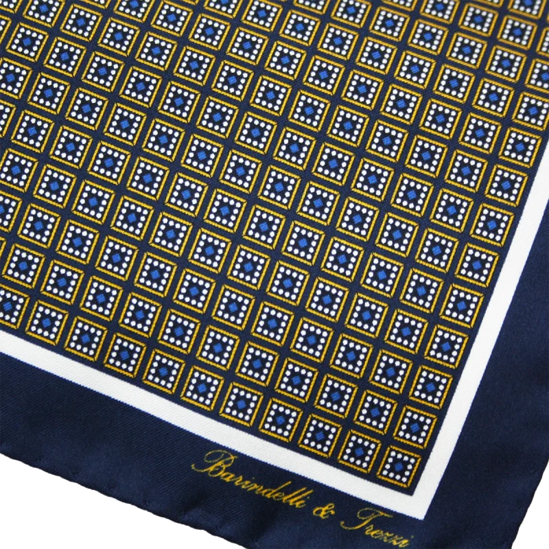 Dettaglio fantasia geometrica su pochette da taschino in seta blu navy e ocra