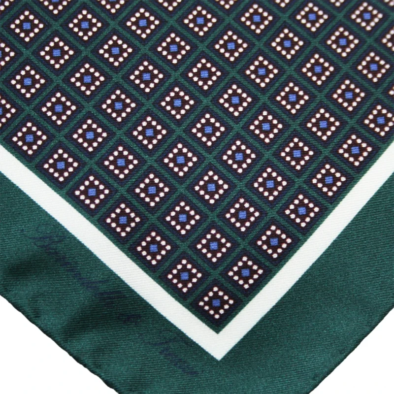 Dettaglio fantasia geometrica su pochette da taschino in seta verde e blu
