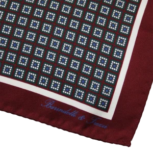 Dettaglio fantasia geometrica su pochette da taschino in seta bordeaux e blu navy