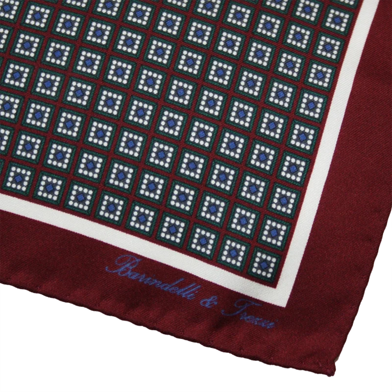 Dettaglio fantasia geometrica su pochette da taschino in seta bordeaux e blu navy