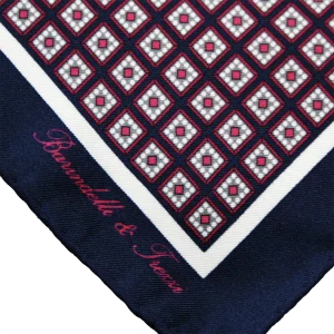 Dettaglio fantasia geometrica a rombi su pochette da taschino in seta blu e bordeaux