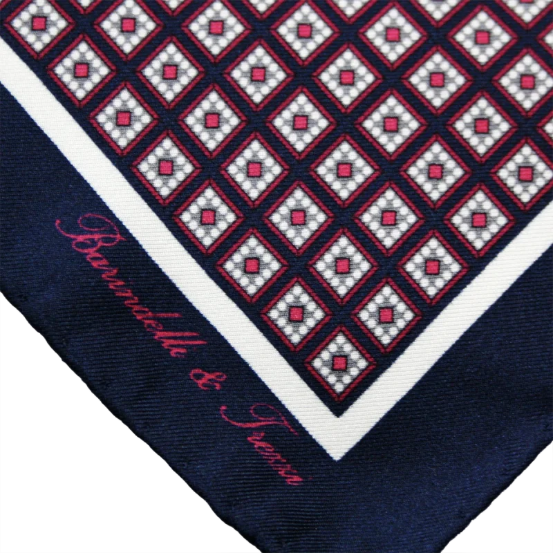 Dettaglio fantasia geometrica a rombi su pochette da taschino in seta blu e bordeaux