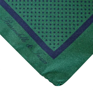 Dettaglio fantasia pois su pochette da taschino in seta verde e blu navy