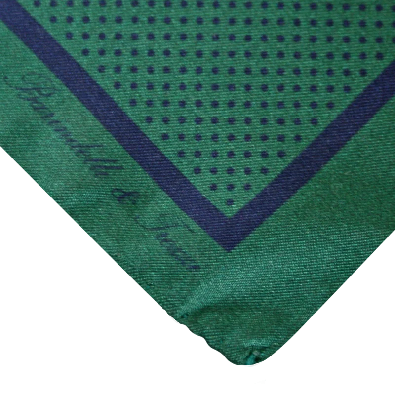 Dettaglio fantasia pois su pochette da taschino in seta verde e blu navy