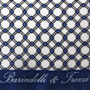 Dettaglio fantasia geometrica su pochette da taschino in seta twill bianca e blu navy