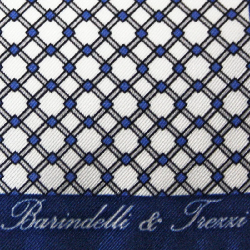 Dettaglio fantasia geometrica su pochette da taschino in seta twill bianca e blu navy